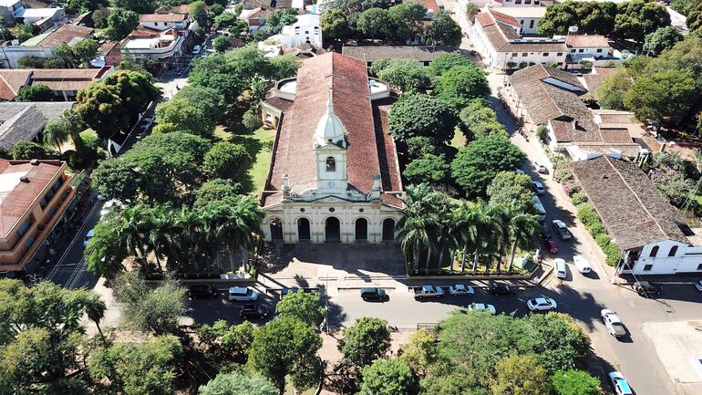 La imponente catedral Espíritu Santo de la ciudad de  Villarrica, sede las actividades religiosas centrales del distrito.