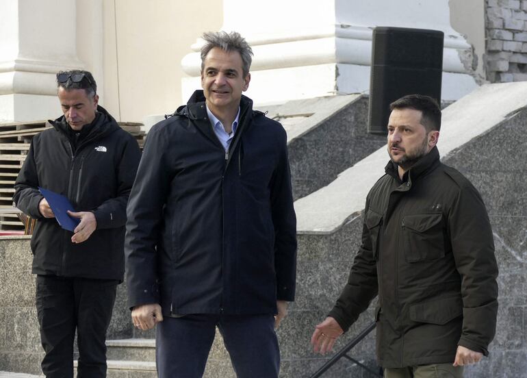 El presidente de Ucrania, Volodymyr Zelensky (d) y primer ministro de Grecia, Kyriakos Mitsotakis (i) salen ilesos de un ataque con drones rusos que se produjo cerca de sus convoyes.