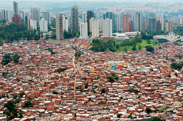 La pobreza disminuyó en Brasil, tras la pandemia.