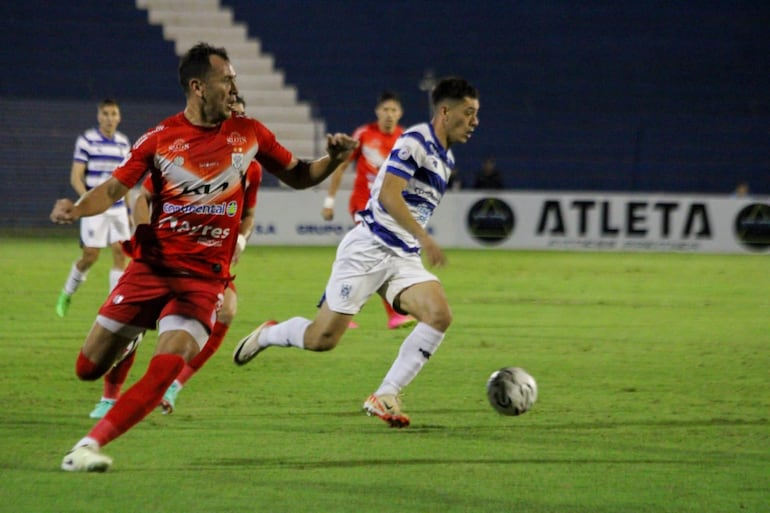 Junior Noguera se lleva el balón ante la marca de Francisco Báez