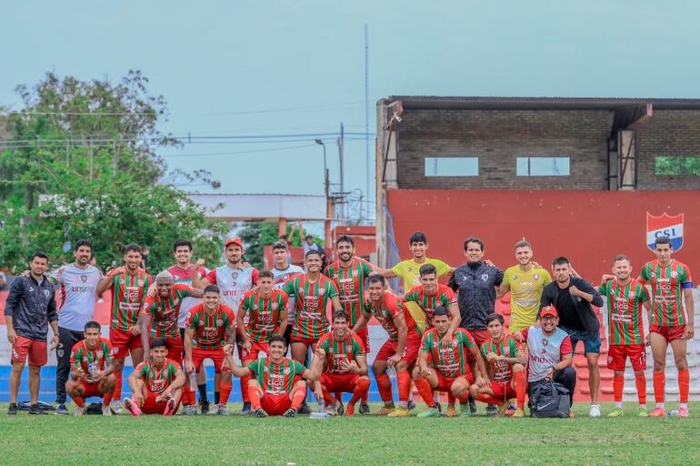 La foto del triunfo, de Atlético Tembetary luego de sumar de a tres en su visita a Sprotivo Iteño.