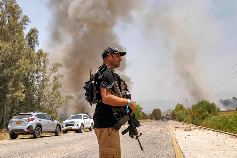 Un soldado israelí cerca del sitio de impacto de un cohete disparado desde Líbano, el pasado viernes.