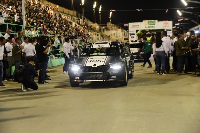 Así partía anoche Diego Domínguez Bejarano, seguido de su padre, por la pista del Sambódromo de Encarnación, que vivió una gran fiesta motor.