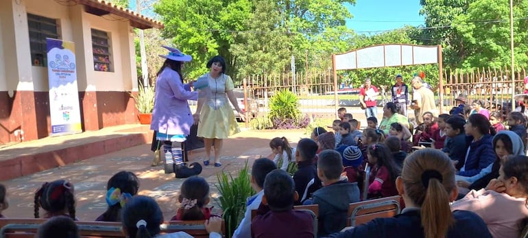 El teatro comunitario llegó a los barrios, escuelas y comunidades vecinales en Acahay.