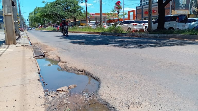 Además de que persisten los problemas de agua servida que son arrojadas al pavimento.