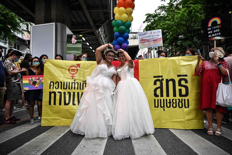 Una pareja de mujeres con vestidos de novia desfila en la marcha del Orgullo en Bangkok, el pasado 5 de junio. 