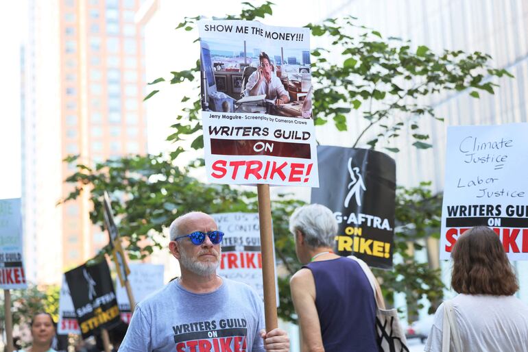 Miembros de los sindicatos de guionistas y actores protestan fuera de las sedes de HBO y Amazon en Nueva York, el pasado 7 de septiembre.