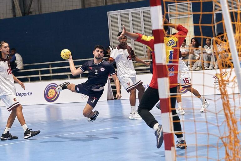 La U18 perdió contra Venezuela, en el debut en el Trophy.