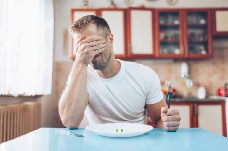 Los trastornos alimentarios, como los atracones, las purgas y el ayuno para perder peso, son casi tan comunes entre los hombres como entre las mujeres.