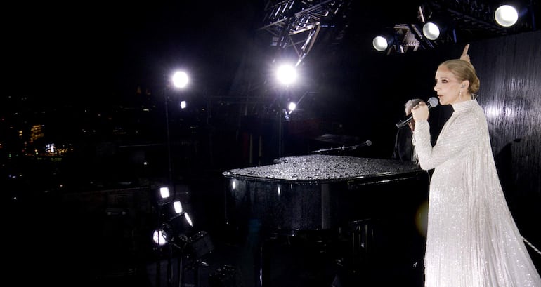 La cantante canadiense Celine Dion canta frente a la Torre Eiffel.