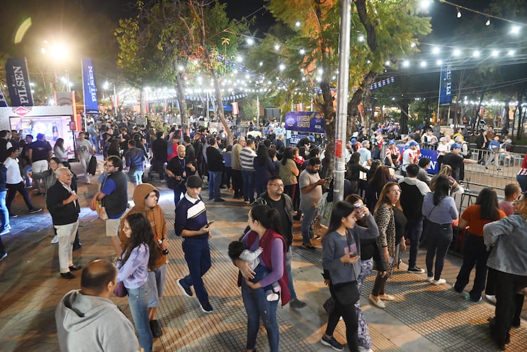 Miles se congregaron en el microcentro de Asunción para ser parte del evento. 