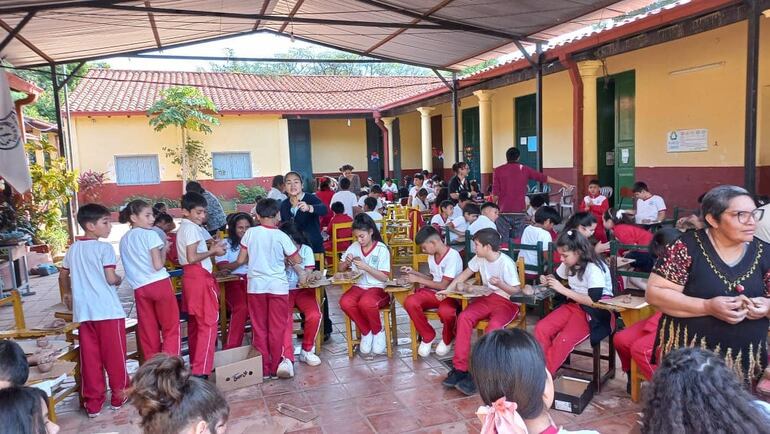 Alumnos de la escuela Domingo Martínez de Irala.