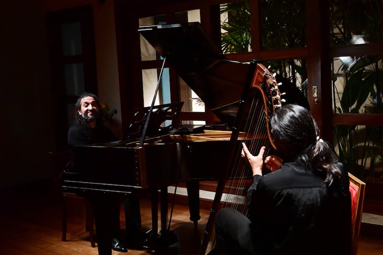 Nima Sarkechik junto al arpista Gabriel Sasanuma durante el recital ofrecido en la "Villa Guaraní", organizado por la Embajada de Francia en Paraguay.