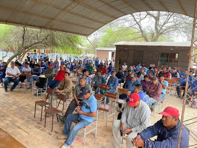 Los pobladores en reunión con el gobernador Harold Bergen (ANR). Dijeron que pese a la leve esperanza que el repunte les ocasiona, siguen necesitando ayuda, principalmente con víveres.