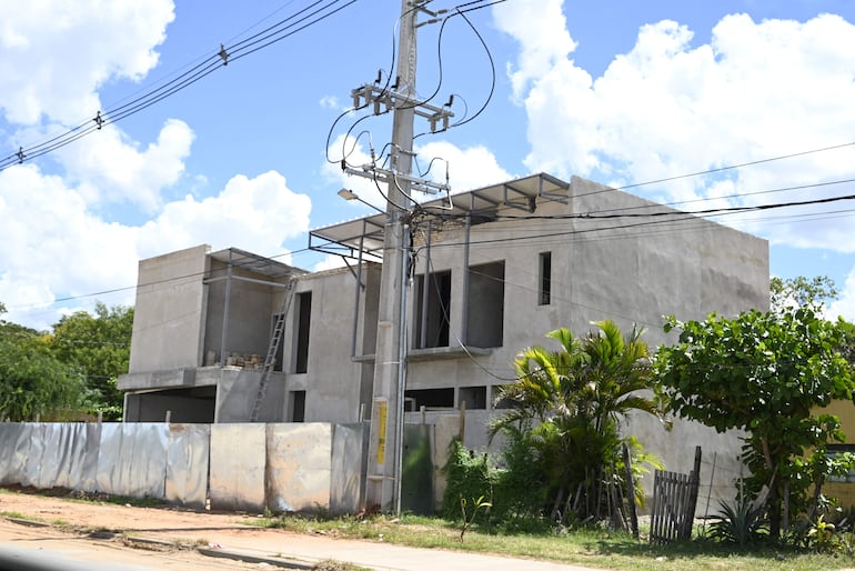 La casa en construcción de la diputada cartista Johana Vega resalta en el humilde barrio de Mariano Roque Alonso.