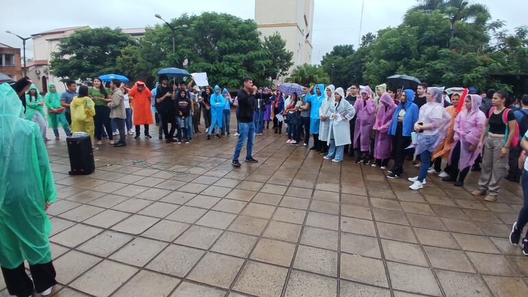 Alumnos de la Unca en manifestación en la plazoleta de la iglesia catedral de Coronel Oviedo.