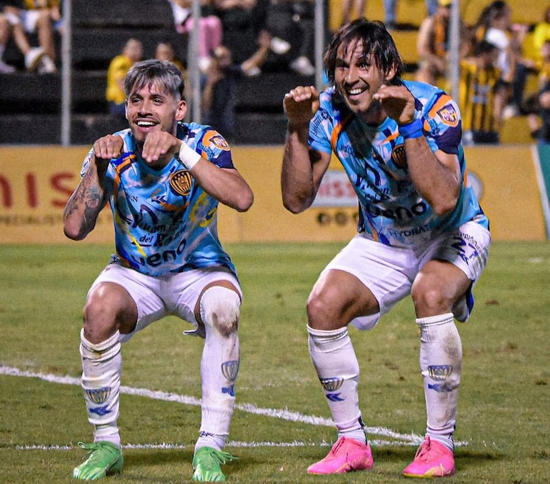 Elvio Vera y Jorge “Conejo” Benítez, en plena celebración.