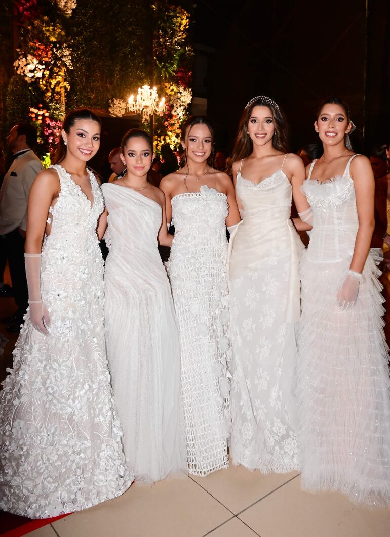 Valeria Hernáez. Paola Salum, Jimena Pérez, Anna Salum y Emma Salum. 