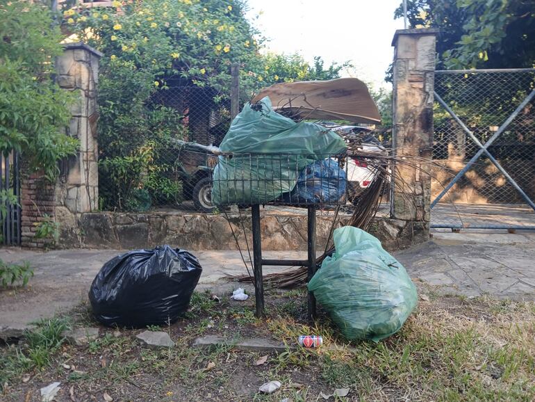  Desechos acumulados frente a una residencia en el barrio Colón. 