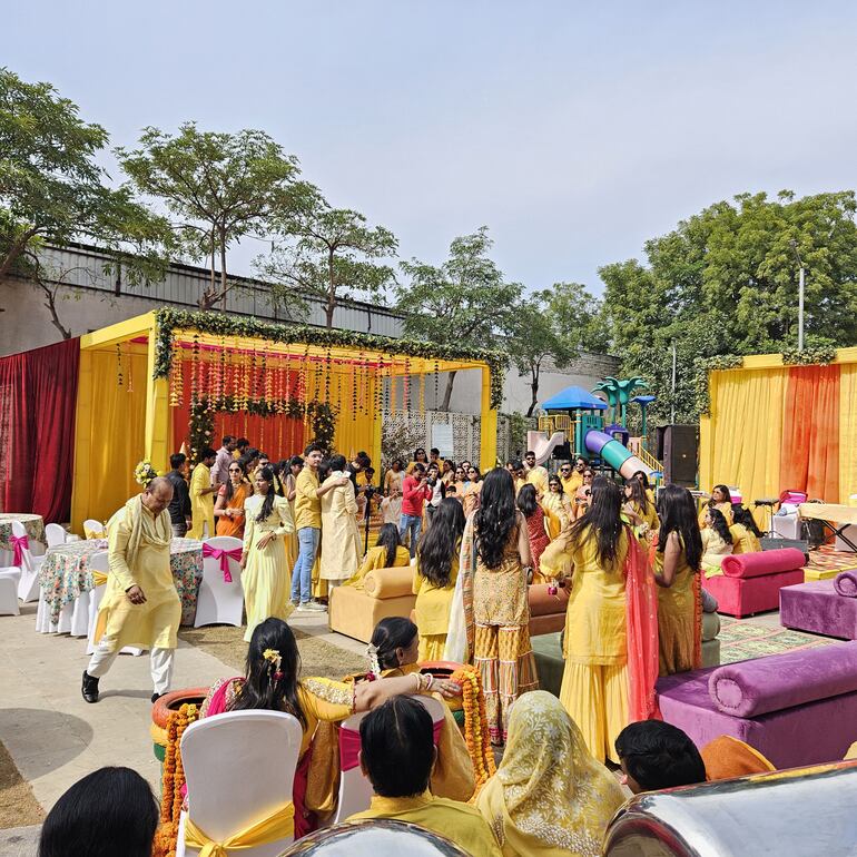 Fiesta de boda tradicional. Abundan los colores y los ritos.