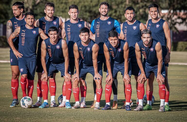 Equipo titular presentado por Cerro Porteño en el amistoso contra General Caballero de Juan León Mallorquín, en Minga Guazú.