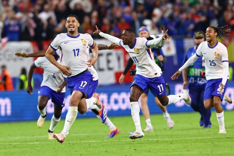 Los jugadores de la selección de Francia celebran el triunfo por penales en el partido ante Portugal por los cuartos de final de la Eurocopa 2024, en Hamburgo, Alemania. 