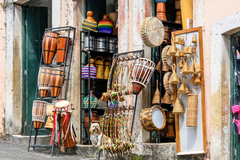 Venta de instrumentos típicos en las calles de Pelourinho, Salvador Bahía, Brasil.