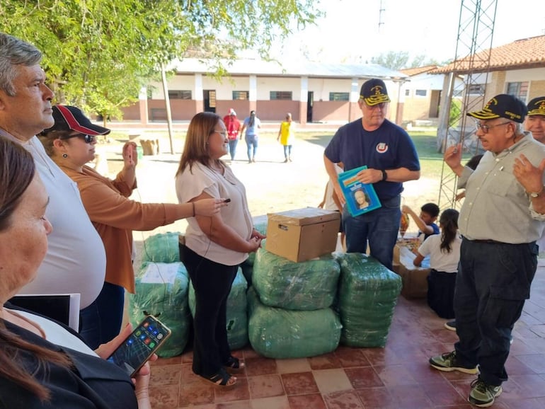 La Fundación Médicos de la Promo 83 comparte donaciones en el Alto Paraguay.
