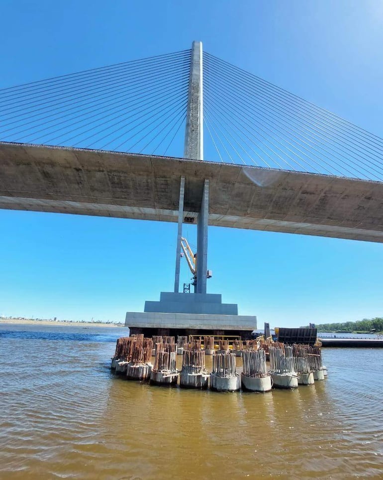 Construcción de los sistemas de defensa o dolfines en las aguas del río Paraguay, de manera a garantizar la seguridad de toda la estructura.