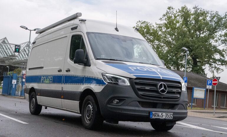 Un vehículo policial sale del cuartel del Bundeswehr Colonia-Wahn, en Colonia, Alemania.  El cuartel del Bundeswehr está cerrado el 14 de agosto tras sospechas de sabotaje.