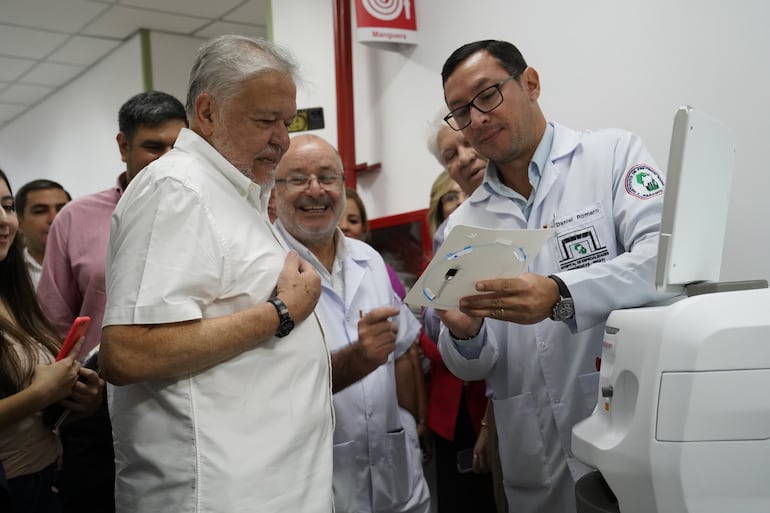 El doctor Jorge Brítez, presidente del IPS junto con el doctor Daniel Romero, jefe del Servicio de Urología del Hospital Ingavi.