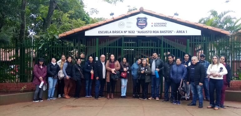 Los padres se manifestaron este lunes frente a la escuela Augusto Roa Bastos de Ciudad del Este.