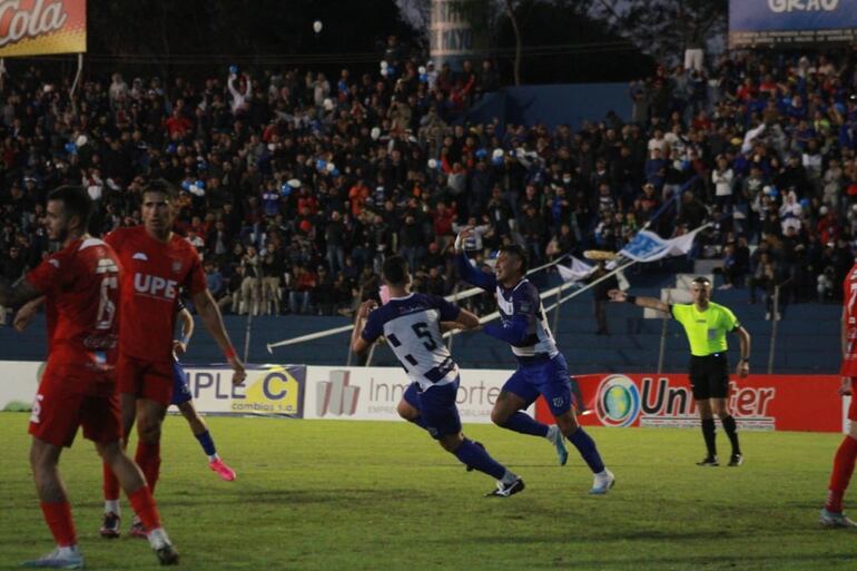 Fernando Cáceres sale a festejar el tanto que le dio ayer el triunfo al “gallo norteño”. De fondo la platea del estadio Río Parapití repleta de hinchas albiazules, quienes nuevamente acudieron en masa. (Foto: APF)