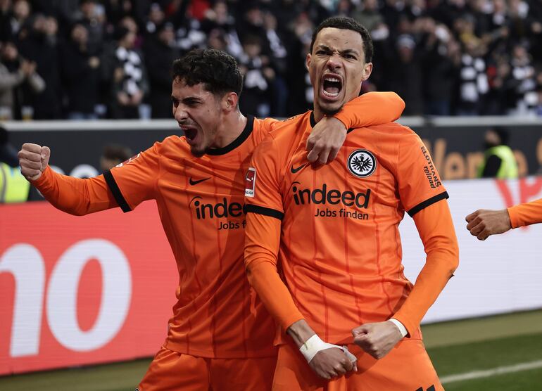 Sinsheim (Germany), 26/01/2025.- Hugo Ekitike (R) of Frankfurt celebrates with teammate Fares Chaibi after scoring the 2-1 lead during the German Bundesliga soccer match between TSG 1899 Hoffenheim and Eintracht Frankfurt in Sinsheim, Germany, 26 January 2025. (Alemania) EFE/EPA/RONALD WITTEK CONDITIONS - ATTENTION: The DFL regulations prohibit any use of photographs as image sequences and/or quasi-video.
