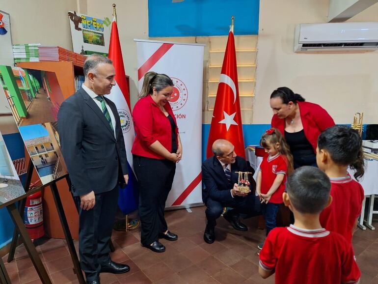 El embajador de Türkiye en Paraguay,  Yavuz Kül, el viceministro de Exteriores, Víctor Alfredo Verdún durante la donación enviada por la Agencia turca de cooperación internacional a la Escuela República de Türkiye, de Luque.