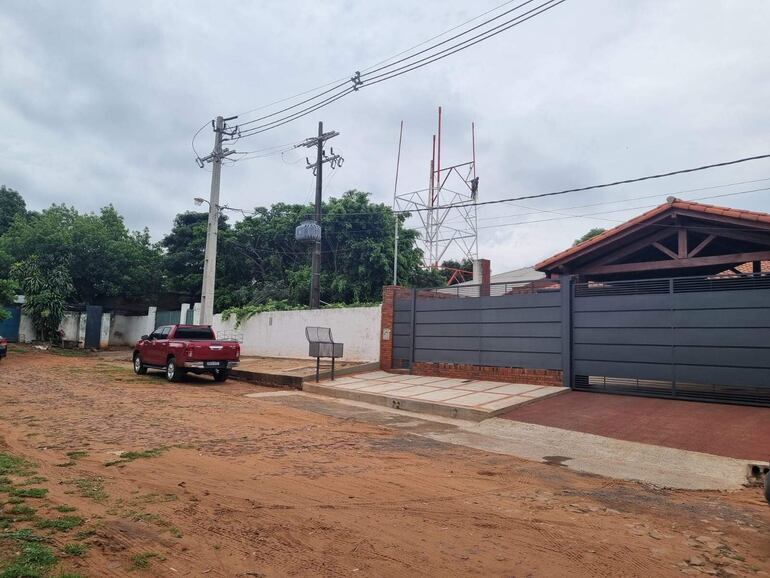 Se nota la antena de la radio Nuevo Tiempo, de la Asociación Paraguaya Adventista, que se está levantando en medio de la población, en el barrio Tres Bocas de Villa Elisa.