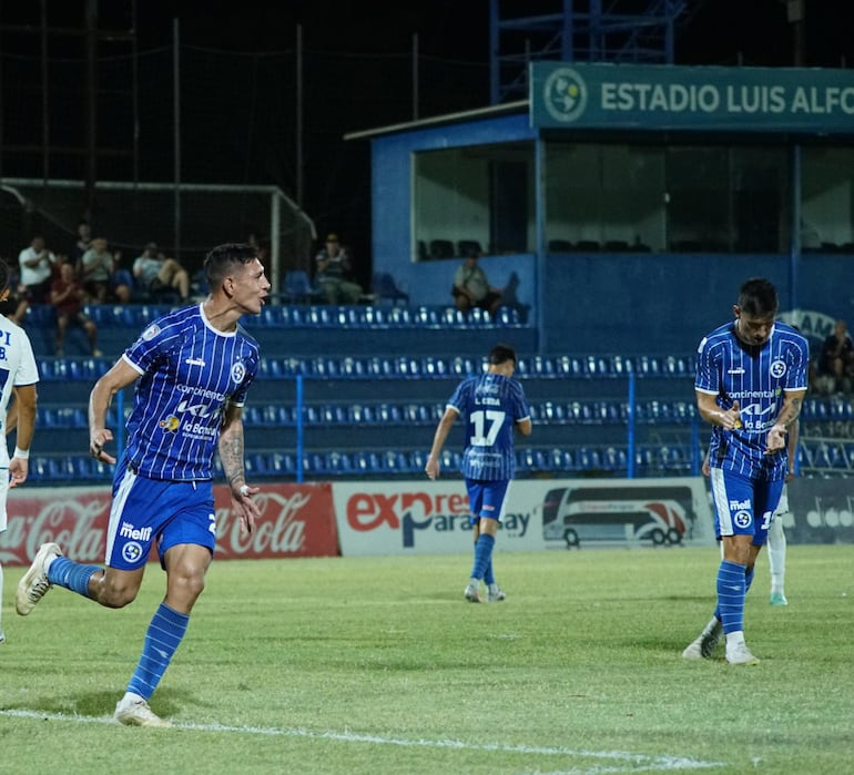 Tras anotar un golazo, Lisandro Cabrera celebra el triunfo que despide con honor a Sol de América de la Primera División.