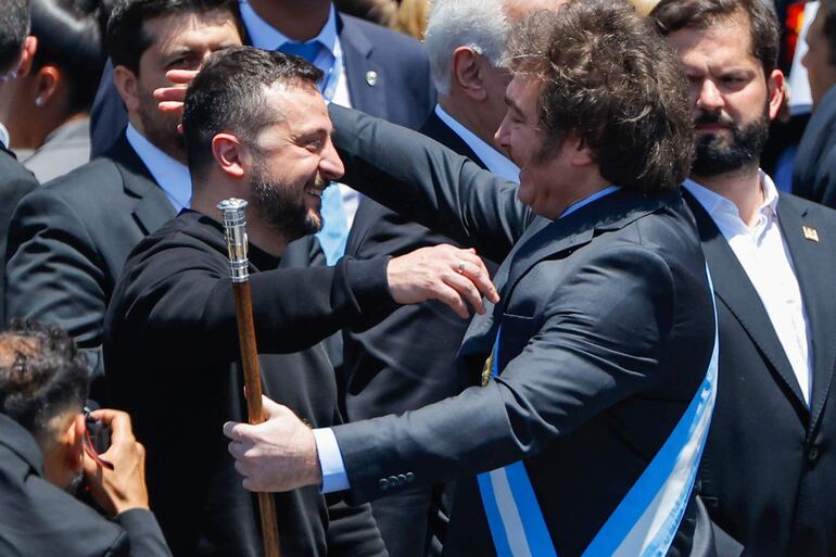 Javier Milei (der.) saluda al presidente de Ucrania, Volodímir Zelenski, hoy luego de juramentar como nuevo presidente en el Congreso de la Nación en Buenos Aires (Argentina).