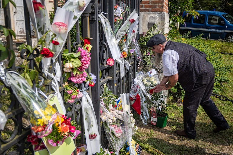 La gente dejó flores frente a la casa de Alain Delon en Douchy, Francia, tras conocerse la noticia del fallecimiento del célebre artista.
