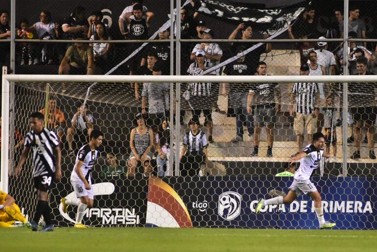 Óscar Ruiz (d), futbolista de Tacuary, celebra el segundo gol en un partido frente a Libertad por el torneo Clausura 2023 del fútbol paraguayo en el estadio La Huerta, en Asunción.