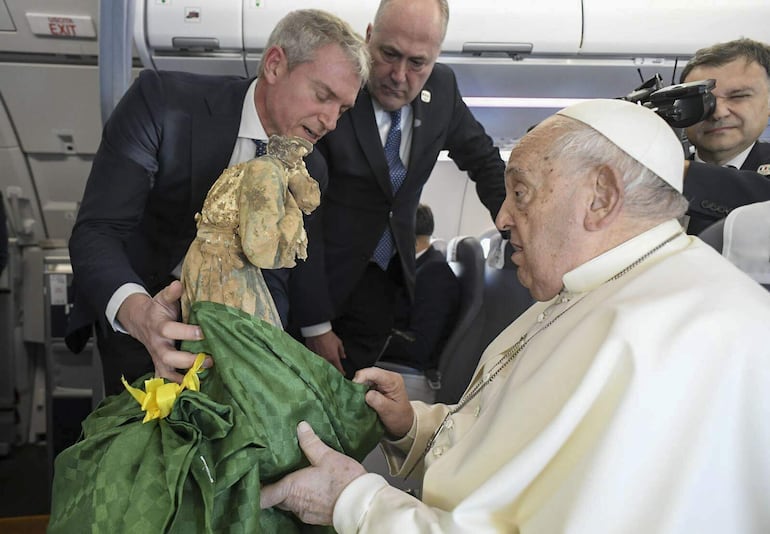 El papa Francisco recibió este domingo en el avión en el que viajaba a Córcega la escultura de un ángel de la parroquia de Pincaya que acabó destrozado por la dana que afectó a Valencia a finales de noviembre, "en memoria de todas las personas que fallecieron y de las tantas familias que lo han perdido todo".