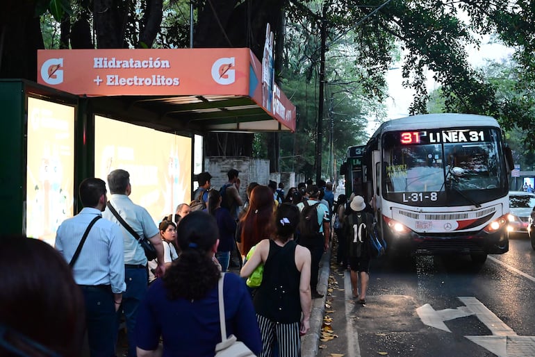 Pasajeros deben soportar largas esperas por los colectivos en las paradas. 