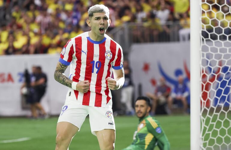 Julio Enciso, jugador de la selección paraguaya, celebra un gol en el partido frente a Colombia por la primera fecha del Grupo D de la Copa América 2024 en el estadio NRG, en Houston, Texas.
