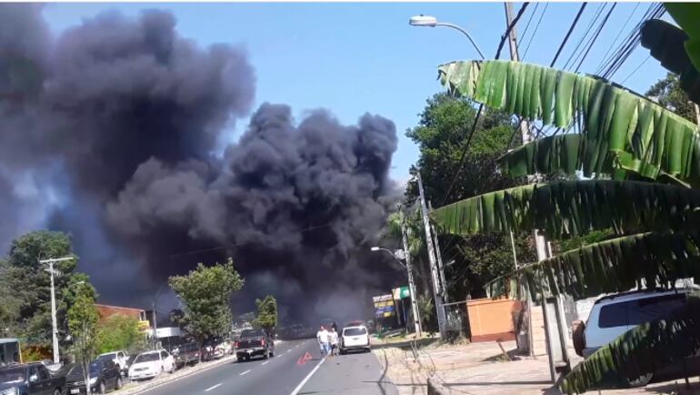 Reportan un gran incendio en una gomería de la ciudad de Itauguá en la mañana de este sábado.