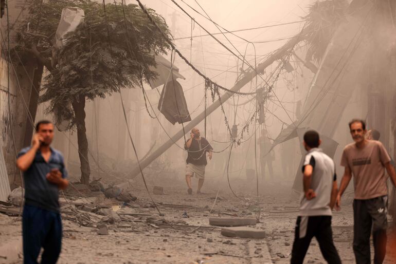 Daños por bombardeos israelíes en el campo de refugiados Shati en la Ciudad de Gaza.
