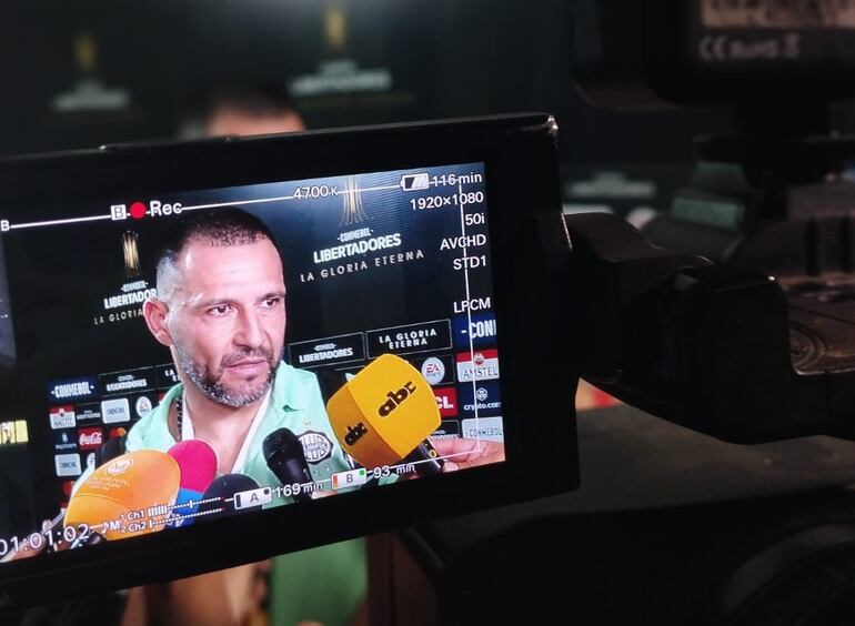 Antolín Alcaraz, en zona mixta, después del partido de Olimpia ante Melgar.