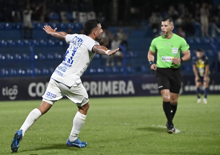 Elías Sarquis, autor del gol de Ameliano frente a Trinidense, “sobrevuela” el campo de juego del Luis Alfonso Giagni a modo de celebración.