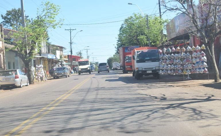 Los numerosos puestos de venta de pelotas están instalados al costado de la ruta PY01 de la ciudad de Quiindy.