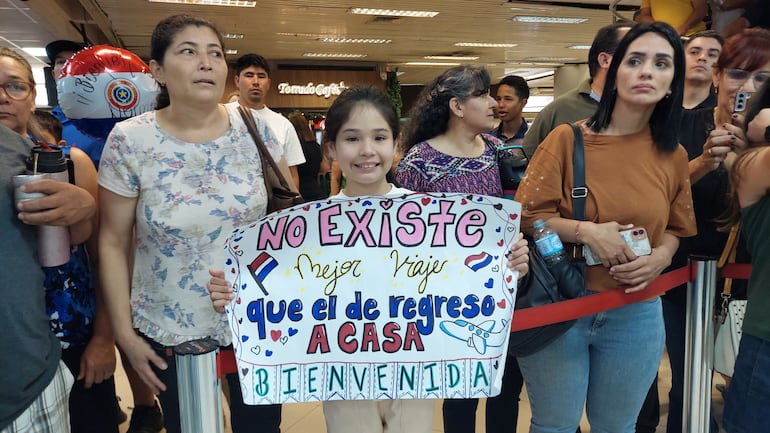 Emotivos carteles se vieron en el Aeropuerto Silvio Pettirossi, mientras familiares de emigrantes aguardaban el aterrizaje del avión que traía sus seres queridos.