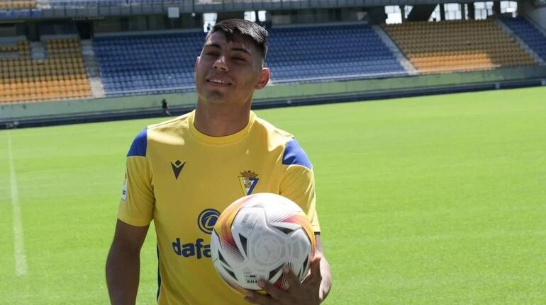 Santiago Arzamendia tiene contrato hasta el 2026 con el Cádiz